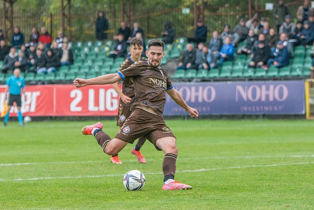 记者：阿隆索执教皇马后常与瓜帅交流；他可能不想小熊留队